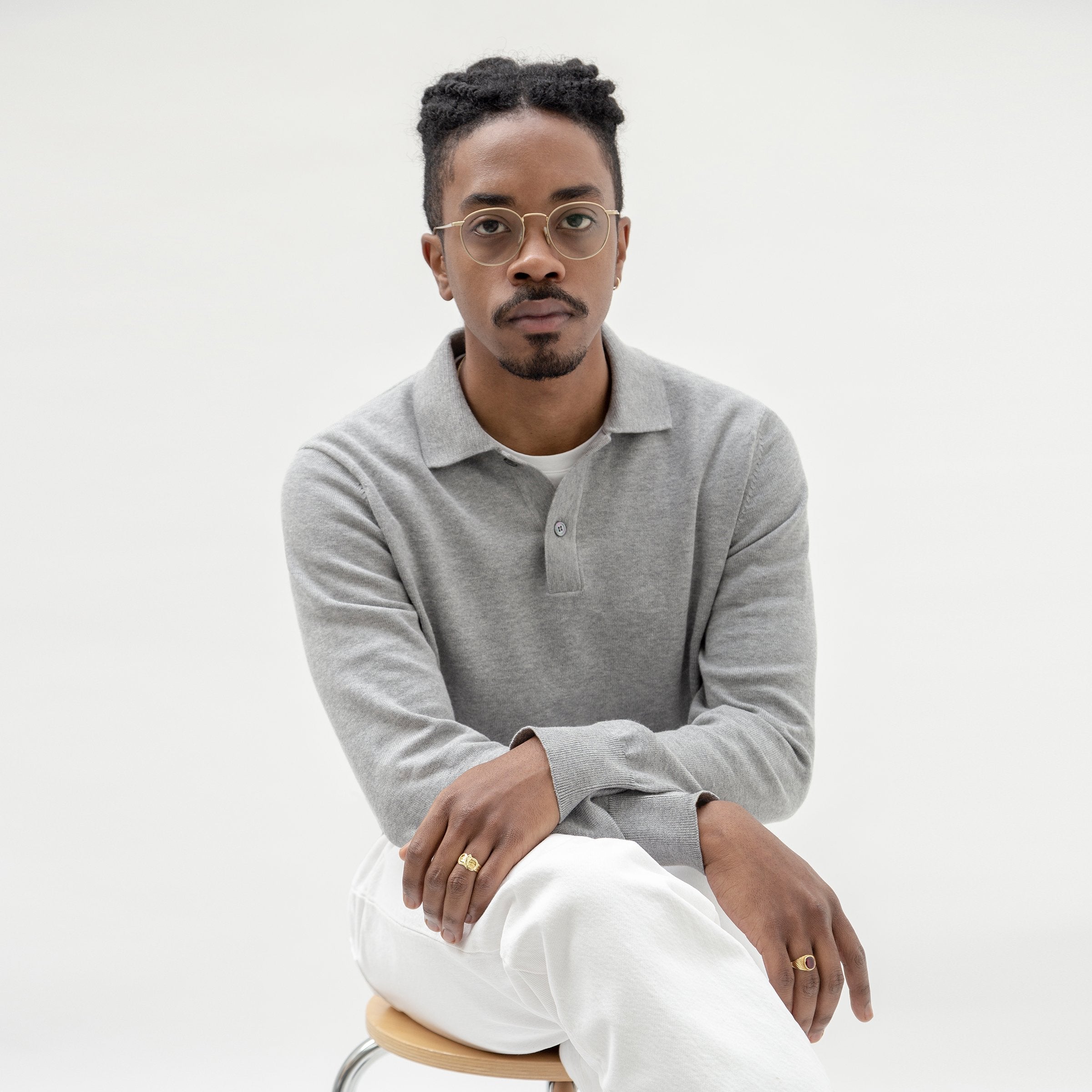 ✨ Bloke is wearing a grey sweater