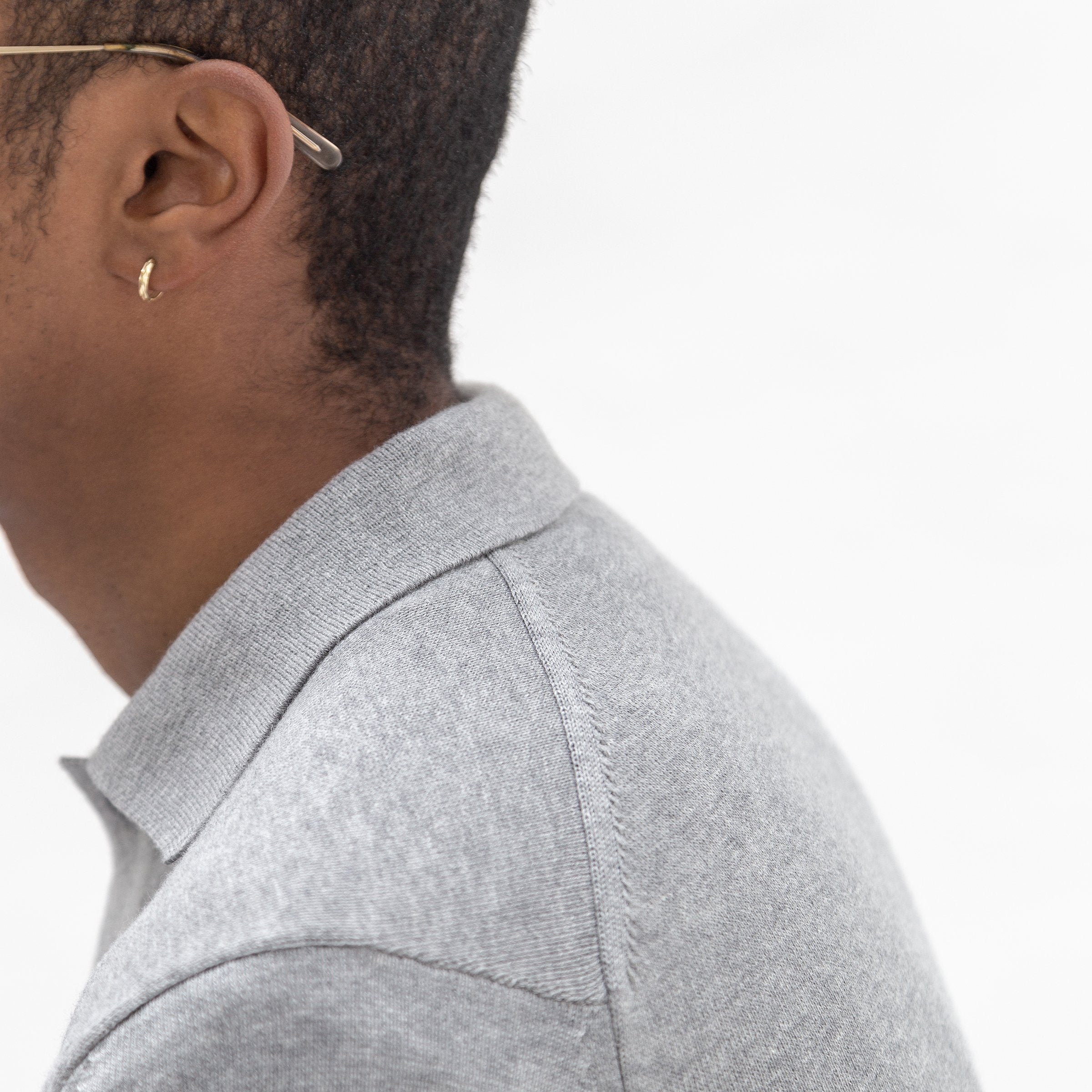 ✨ Bloke is wearing a grey sweater